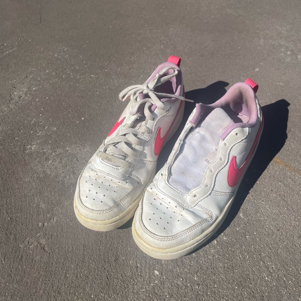 Big girl size 4.5 nike need shoe laces in used condition see pics white & pink